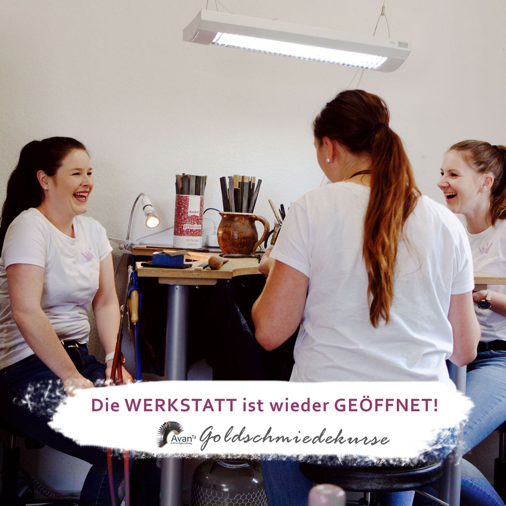 3 Personen in der Goldschmiedewerkstatt